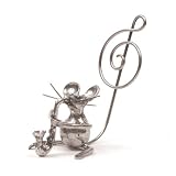 Figurine en �tain souris saxophone