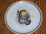 Berta Hummel Museum Miniature Plate, Small Angel with Gift 1983