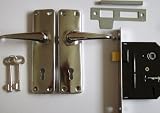  : 5 x CHROME DOOR HANDLE WITH LOCK. 5 FULL SETS