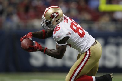 49ers Rams Football: St. Louis, MO - Vernon Davis Photographic Poster Print by Jeff Roberson, 18x12