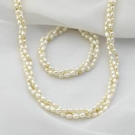 Click here to buy Cultured Pearl Earrings by JILCO.