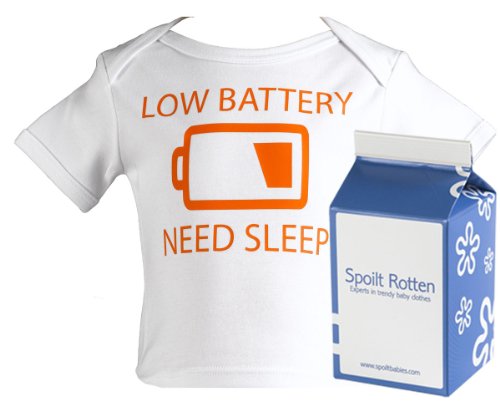 Spoilt Rotten - Low Battery, Need Sleep T-shirt rétro bébé, 100 % coton bio : Taille 0-6 mois, BLANC + jolie boîte cadeau en forme de brique de lait