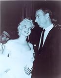 Joe Dimaggio & Marilyn Monroe photo (size 8x10)