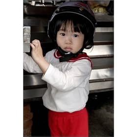 photographie Portrait of child wearing motorcycle helmet. est disperible en (L x H): 40 x 60 cm d...