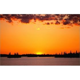 photographie Orange hued mid-summer sunset over Lac La Martre, a large freshwater lake 150 kms we...