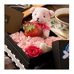 翌日配達お花屋さん　女性なら誰でもあこがれる、テディベアーにアロマの香りをつけました【送料無料】◆咲き続ける◆ホワイトストロベリーベアー（ホワイトデー用プリザーブドフラワー）＋シリアルマミークッキー付ギフトボックス