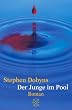 Der Junge im Pool