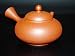 常滑急須 朱泥平丸梨地6号(陶茶こし)紙箱入: 急須の原料に(天然石)含まれる、微量多元素と、磁力作用のセラミックで遠赤波エネルギーを起こす為、分子集団を小さくして喉ごしの良い「さわやかな水」に変化いたします。又、お茶に含まれるエキスの溶出を高め、...