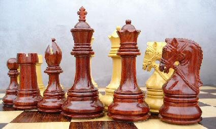 Heritage Chess Set Red Sandalwood & Boxwood Pieces ad Storage Box