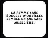 La femme sans boucles d'oreilles semble un âne sans muselière. tapis de souris décoré