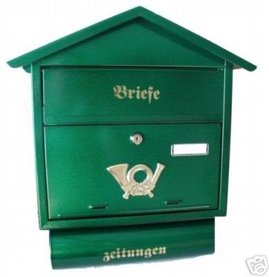Antiker Briefkasten mit Zeitungsrolle grün