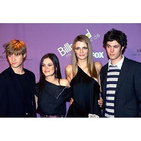 MISCHA BARTON AS MARISSA COOPER, RACHEL BILSON AS SUMMER ROBERTS, ADAM BRODY AS SETH COHEN, BENJAMIN MCKENZIE AS RYAN ATWOOD FROM THE O.C. #1 - Photo cin�matographique en couleur - MOYENNE - 36x28cm