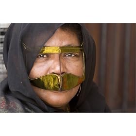 photographie Portrait of woman wearing traditional Muslim hijab (headscarf) and mask at Heritage...