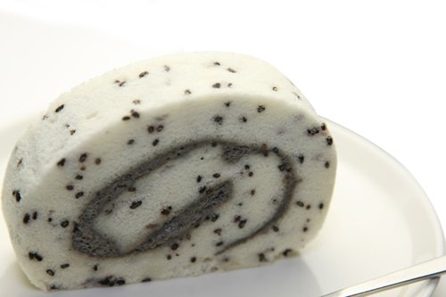 新杵堂(SHINKINEDO)　黒ごま生クリームロール　【箱入】
