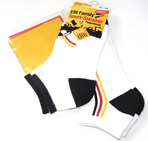 FLAGGE ZEIGEN MIT NUR DIE DEUTSCHLAND SPORT SOCKEN 2 PAAR IN WEIß-SCHWARZ GRÖßE 35-38 MIT SCHWARZ-ROT-GOLD STREIFEN FÜR UNISEX – DAMEN UND HERREN – ATMUNGSAKTIV FÜßLINGE FÜR WM / EM FANARTIKEL SNEAKER INKL. BANG BANG FANSTÄBE