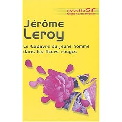 Le cadavre du jeune homme dans les fleurs rouges