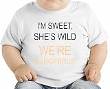 I'm Sweet She's Wild We're Dangerous Slogan オーガニックベビーTシャツ 12 - 18 Months