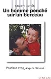 Un homme pench� sur un berceau