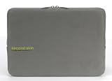 Produkt-Bild: Tucano Second Skin Script Microfiber-H&uuml;lle mit Displayschutztuch f&uuml;r MacBook Pro 33,8 cm (13,3 Zoll) grau