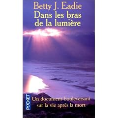 Dans les bras de la lumi�re : Un document bouleversant sur la vie apr�s la mort