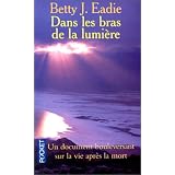Dans les bras de la lumi�re : Un document bouleversant sur la vie apr�s la mortpar Betty Jean Eadie