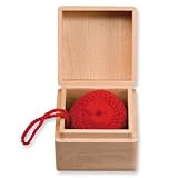 Eigenschaften SINA SPIELZEUG / Weiches Babybällchen im Holzkästchen, rot | Soft baby ball in wooden box, red