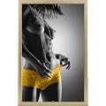 Sch�ne Frauen Poster und Holz-Rahmen - Yellow Hotpants (91 x 61cm)