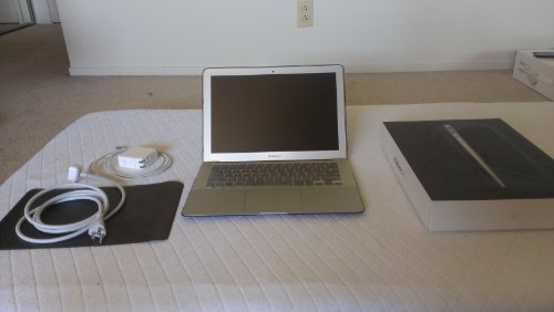 Apple MacBook Air MD226LL/A 13.3-Inch Laptop (OLD VERSION) Apple MacBook Air MD226LL/A 13.3-Inch Laptop (OLD VERSION)