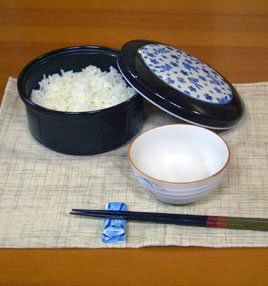 1.5合セラミックおひつは保存に便利！レンジでチン美味しく戴けます。蓋は可愛い花うさぎ有田焼