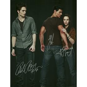  TWILIGHT CAST AWESOME AUTOGRAPHED 8 X 10 PHOTO INCLUDING ROBERT PATTINSON,TAYLOR LAUTNER,AND KRISTEN STEWART