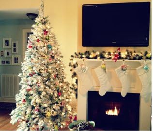 Pre Lit 7' 5"  Artificial Flocked  Frosted Snow Christmas Tree W Clear 700 Lights