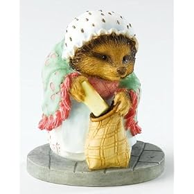 Beatrix Potter Miniature Figurine - Mrs Tiggy-winkle Shopping (A21292)