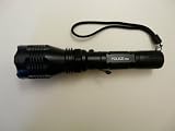 vevendo - ÜBER 100 LUMEN - SCHWARZE PROFI HIGH LED POWER 18 WATT TASCHENLAMPE-WIEDERAUFLADBAR MIT AKKU + LADEKABEL + AUTOLADEKABEL -- IM GESCHENKKARTON - 4 verschiedenen Funktionen incl. Blendfunktion. Mit eine der hellsten Taschenlampen auf dem Markt. Einzigartige Helligkeit! Als Blendwaffe geeignet.