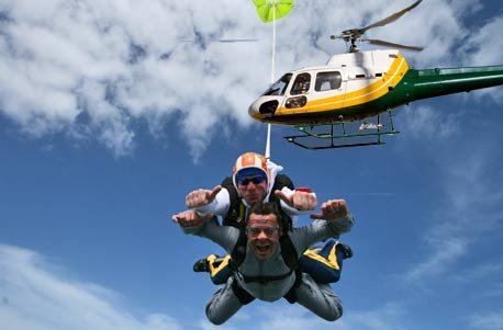 Fallschirm-Tandemsprung aus dem Helikopter