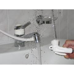 Selbst und an jeden Hahn installierbares Mini-Bidet als WC- / Hygiene- / Intim-Duschsystem;