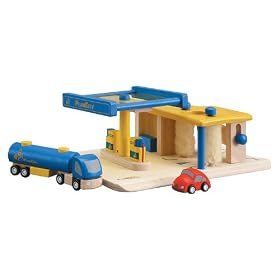 PLAN TOYS PLN-60132 WOODEN PETROL (GAS) STATION