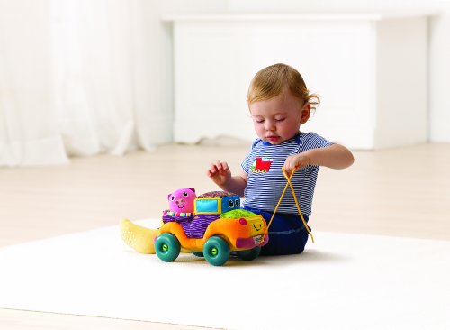 Imagen 2 de Lamaze 27325  - Camión de peluche con correa (promueve las habilidades motoras del bebé)