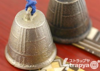 逸品！小田原の鋳物と箱根寄木細工の風鈴ストラップ(素色/赤紐)