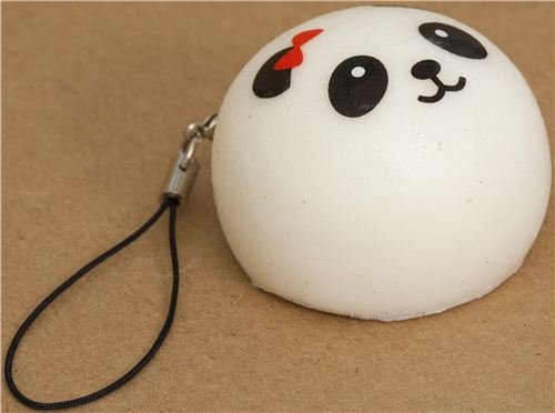 Imagen 2 de Colgante Squishy con un oso panda con lacito rojo para móvil