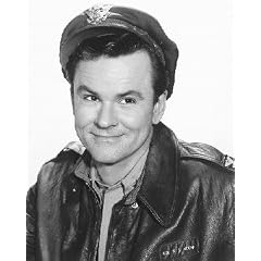 BOB CRANE AS COL. ROBERT E. HOGAN FROM HOGAN'S HEROES #1 - SCHWARZ-WEISS - Filmfoto - (Poster) PLAKATE - 25x20" (60x50cm)