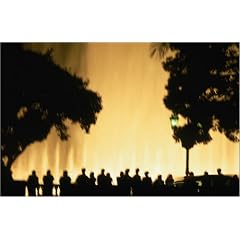 Leinwandbild 60 x 40 cm - "Crowds watch the nightly fountain show of the Bellagio Casino and Hotel in Las Vegas." von Ray Laskowitz / Lonely Planet Images - auch in anderen Gr��en und als Poster erh�ltlich