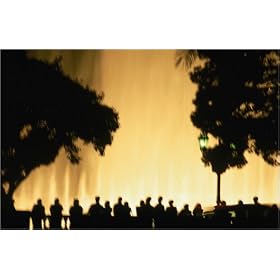 photographie Crowds watch the nightly fountain show of the Bellagio Casino and Hotel in Las Vegas...