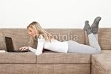 Wallmonkeys Peel and Stick Wall Decals - Jung Frau Mit Laptop Auf Dem Sofa - 48