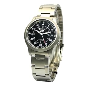Seiko SNK809K1 - Seiko 5 Sports - Automatique - Montre Homme - Acier Inoxydable - Guichet Jour et Date - Verre Hardlex Crystal - Etanch�it� 30 m�tres de profondeur - Bracelet Acier Inoxydable � boucle d�ployante.