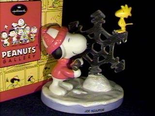 QPC4079 Hallmark Peanuts Gallery Joe Sculptor Snoopy NE
