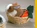Althans Hase mit Karotten im Korb 15 cm braun