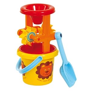 La Sabbia In Sandbox Al Parco Giochi Nella Sabbia Ci Sono Due Giocattoli Di Plastica Diversi Colori Visualizza Dall Alto Concetto Image165760807