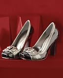 Two-tone patent pump with buckle