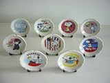 スヌーピー 絵皿 コレクション 全9種 SNOOPY 立て付き 観賞用全9種 1 A 2 B 3 C 4 D 5 E 6 F 7 G 8 H 9 Iイメージ