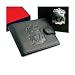 Weiche schwarze Lederb�rse mit Platz f�r 3 Karten, 2 zus�tzliche F�cher und ein Fensterfach f�r 
Reisepass oder Foto. Ma�e: 120mm x 85mm. Mit Geschenkbox.